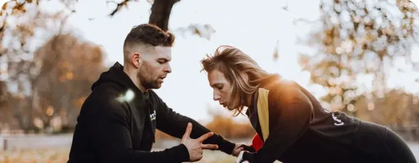 Photo d'une séance de coaching sportif en plein air avec une femme